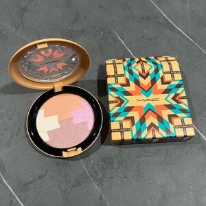 Mac Cosmetics Gleamstone Powder New